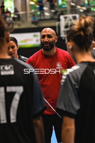 Piraths Handball Trainer gibt Anweisungen an seine Spielerinnen