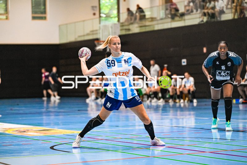 Antje Döll (#59, Neckarsulm) beim Wurfansatz