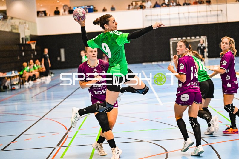 Anais Gouveia (#9, Füchse Berlin) beim Sprungwurf gegen Neckarsulm