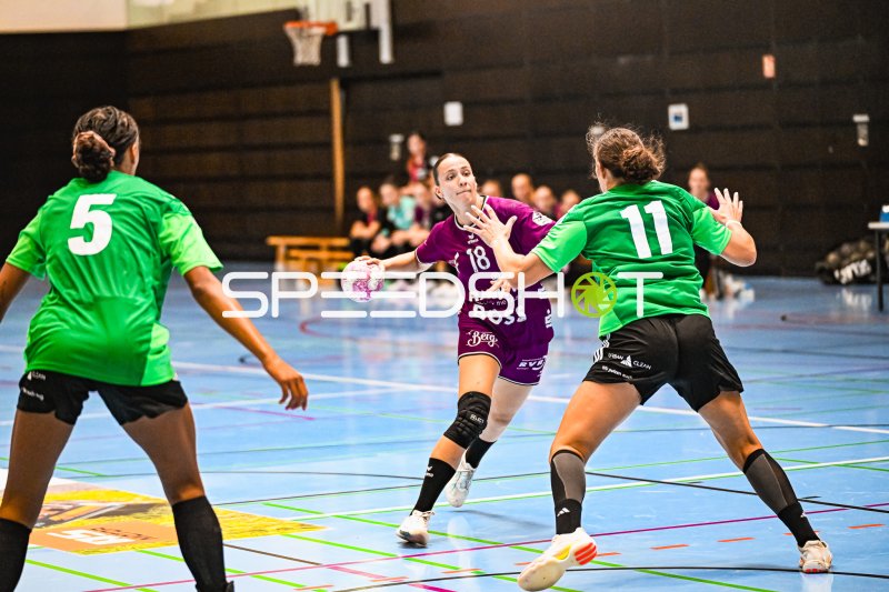 Santina Sabatina (#18, TUS Metzingen) im Wurf gegen zwei Abwehrspielerinnen