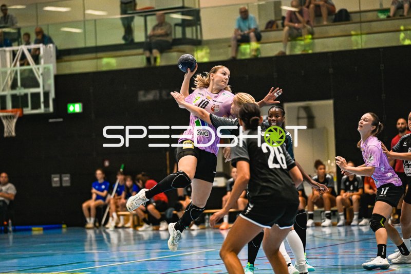 Viktoria Marksteiner (#10, SV Union Halle Neustadt) im Sprungwurf