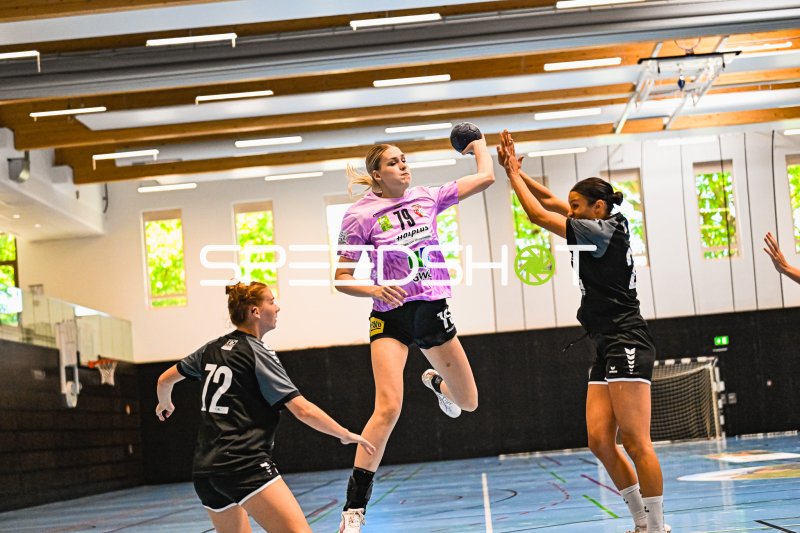 Paulina Stapurewicz (#79, SV Union Halle Neustadt) beim Sprungwurf gegen Abwehr