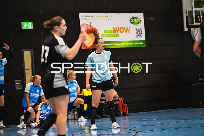Pauline Borrmann (#21, HSG Bensheim Auerbach) konzentriert im Spielaufbau
