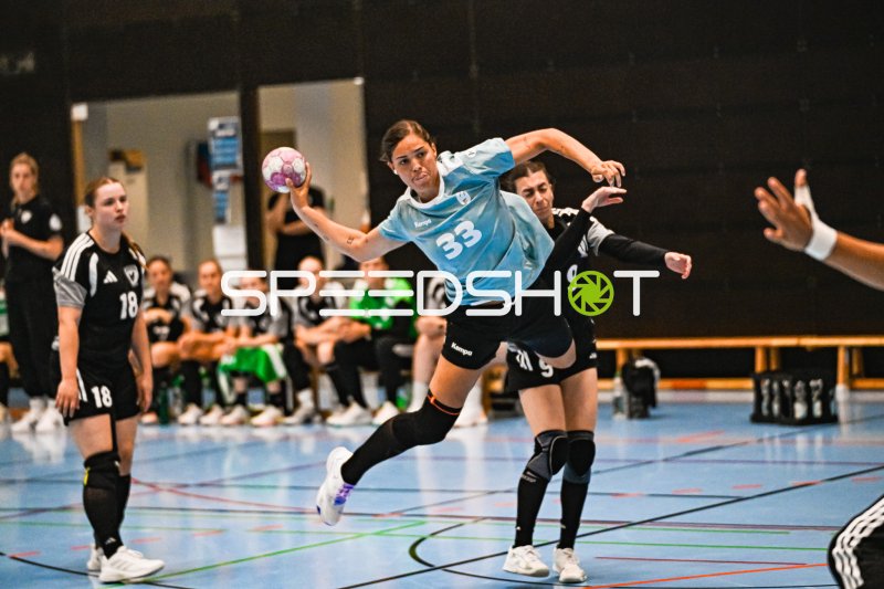 Lucie Marie Kretschmer (#33, HEG Bensheim Auerbach) im Sprungwurf gegen Blockerinnen