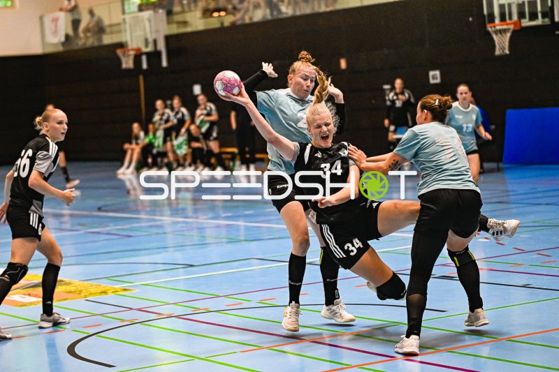 Meike Schmelzer (#24; HSG Bensheim/Auerbach) im Wurf gegen Abwehr