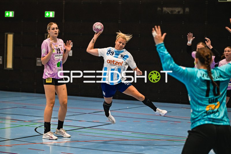Antje Döll (#59, Sportunion Neckarsulm) beim Sprungwurf gegen die Torwartin