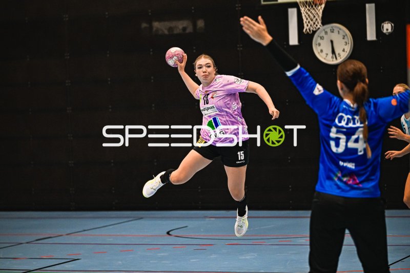 Viktoria Marksteiner (#10, SV Halle Neustadt) im Sprungwurf gegen SUN CUP Neckarsulm