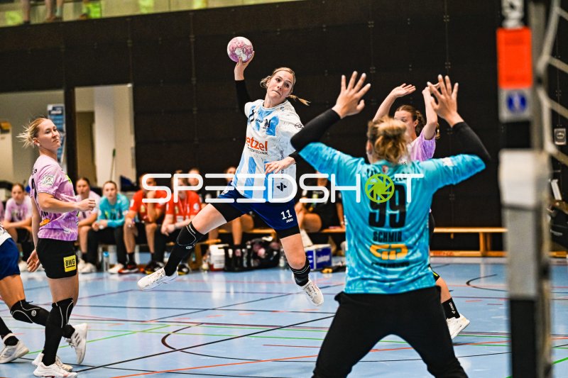Spielerin (#11) beim Sprungwurf gegen Torfrau (#99; Wildcats)
