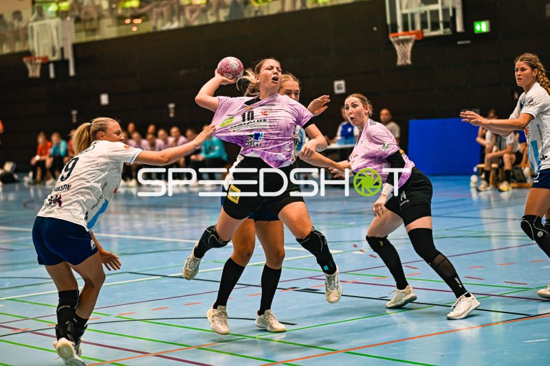 Viktoria Marksteiner (#10, SV Halle Neustadt) im Wurf unter Bedrängnis