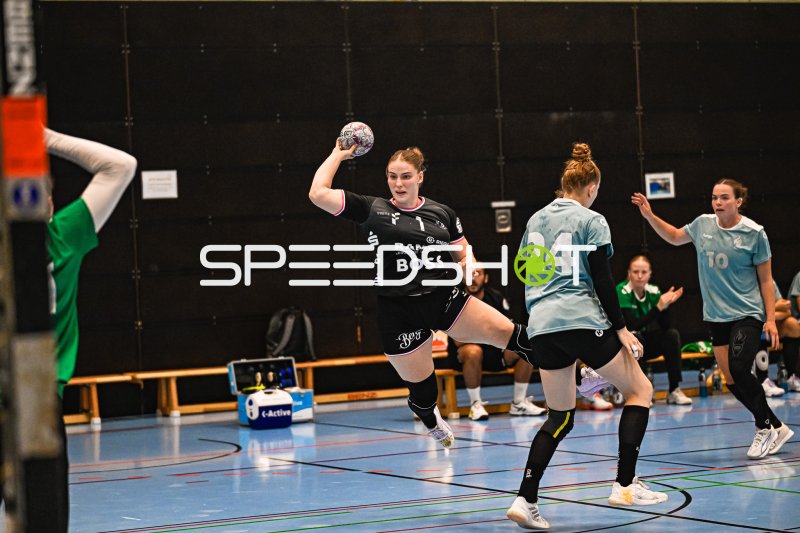 Sprungwurf in der Sulmhalle Neckarsulm beim Damen-Handball