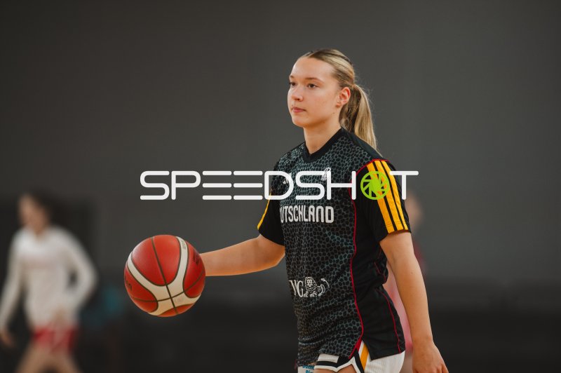 Darina Zraychenko (#8; Deutschland) mit Ball in Stockholm