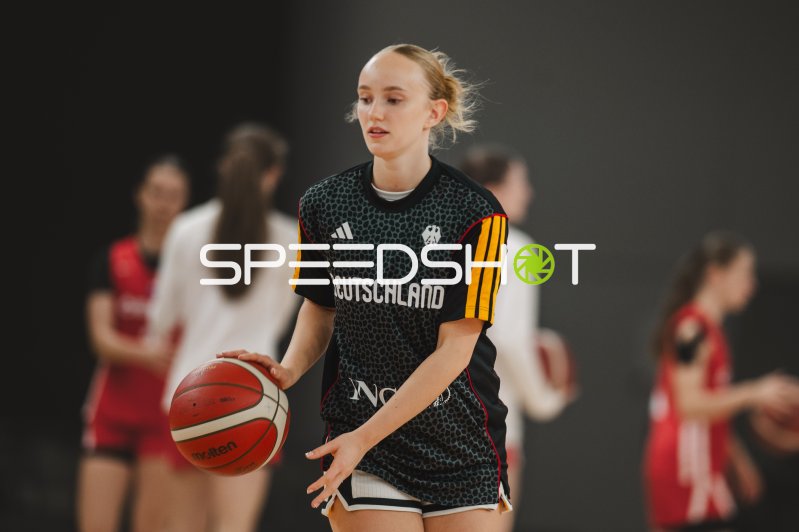 Deutschland-Spielerin beim Dribbling in Stockholm