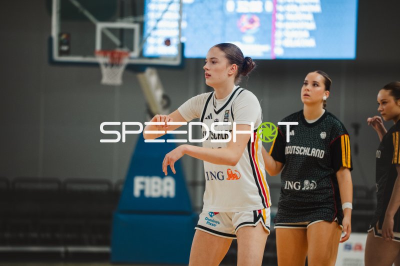 Lara Gierlich (#12; Deutschland) im Spielgeschehen in Stockholm