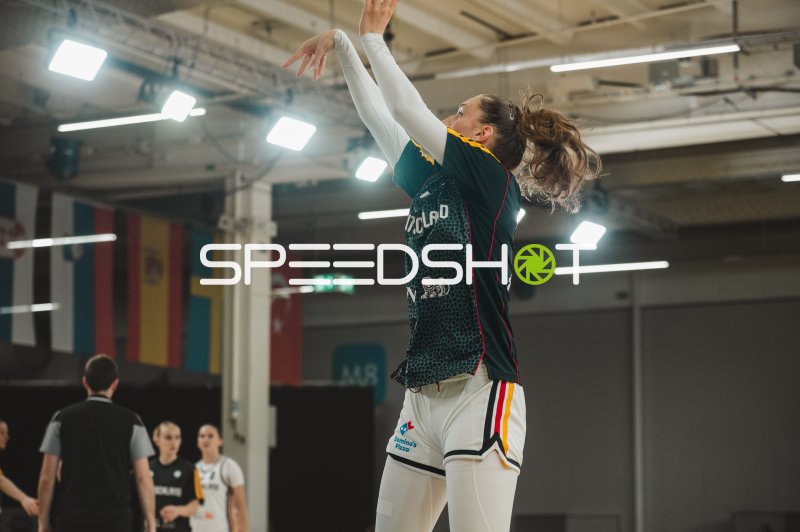 Spielerin beim Sprungwurf in der Kistamässan Stockholm