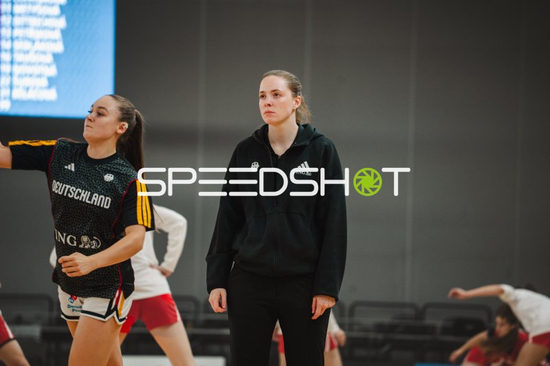 Deutschland-Spielerinnen beim Aufwärmen in der Kistamässan Stockholm