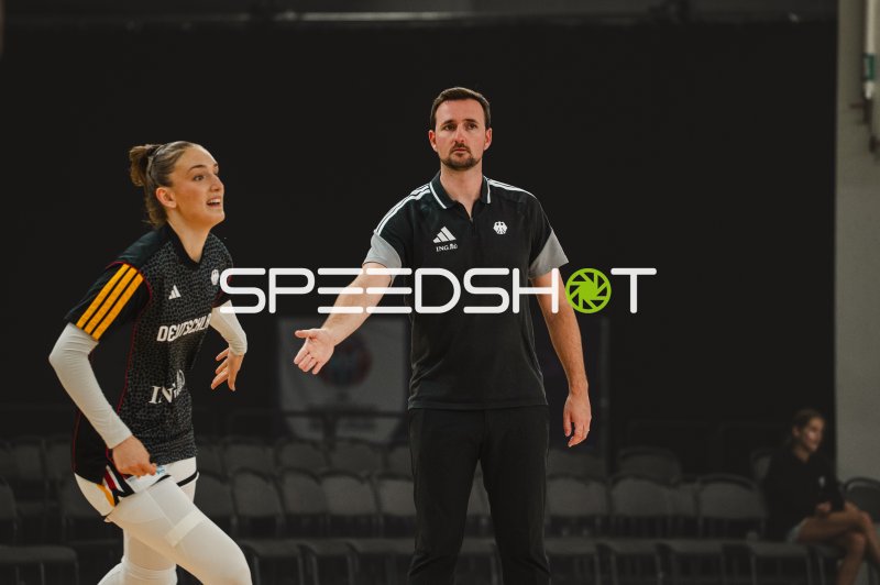 Deutschland-Trainerstab und Spielerin beim Aufwärmen in Stockholm