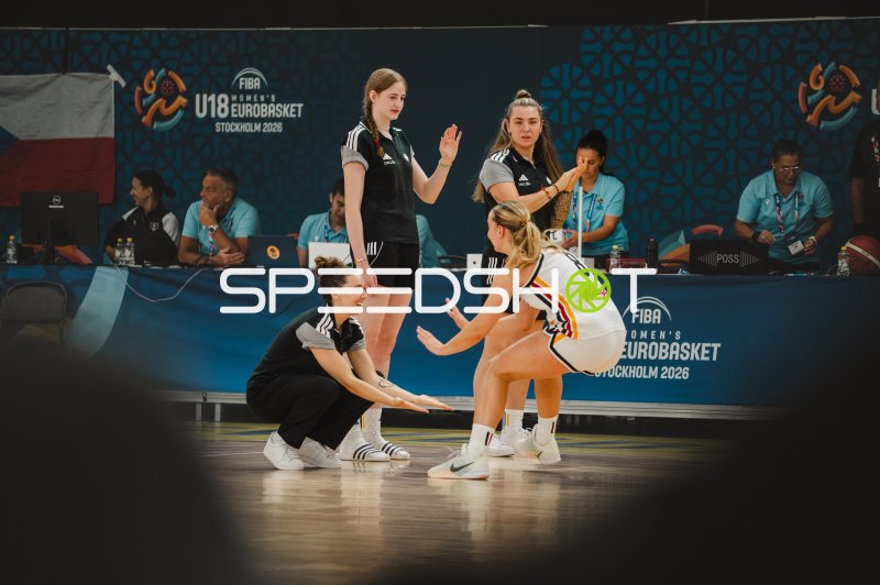 Frederike Askamp (#14; Deutschland) bei taktischer Anweisung