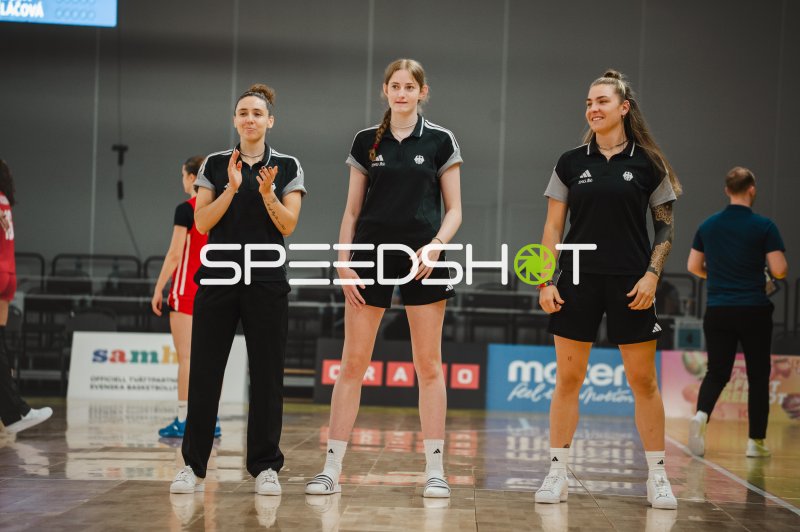 Frederike Askamp (#14; Deutschland) mit Teamkolleginnen in Stockholm