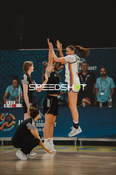 Mia Wiegand (#13; Deutschland) beim High-Five mit Teamkolleginnen