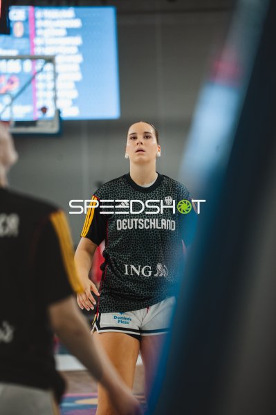 Deutschland-Spielerin konzentriert vor dem Spiel in Stockholm