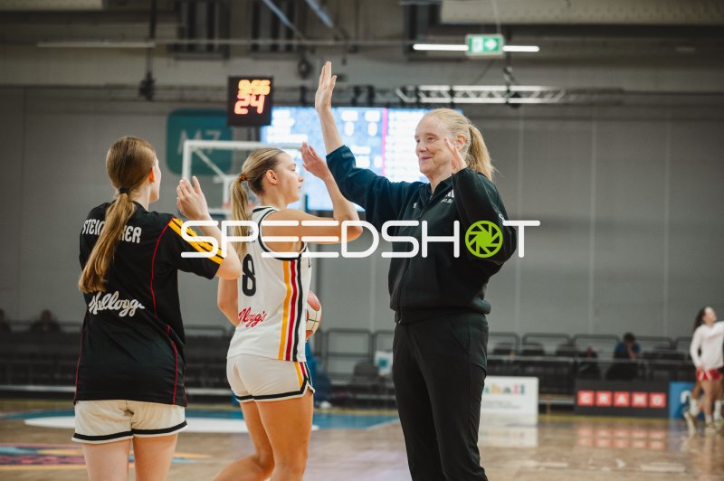 Darina Zraychenko (#8; Deutschland) gibt High-Five mit Trainerin