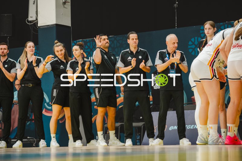 Frederike Askamp (#14; Deutschland) und Trainerteam an der Seitenlinie