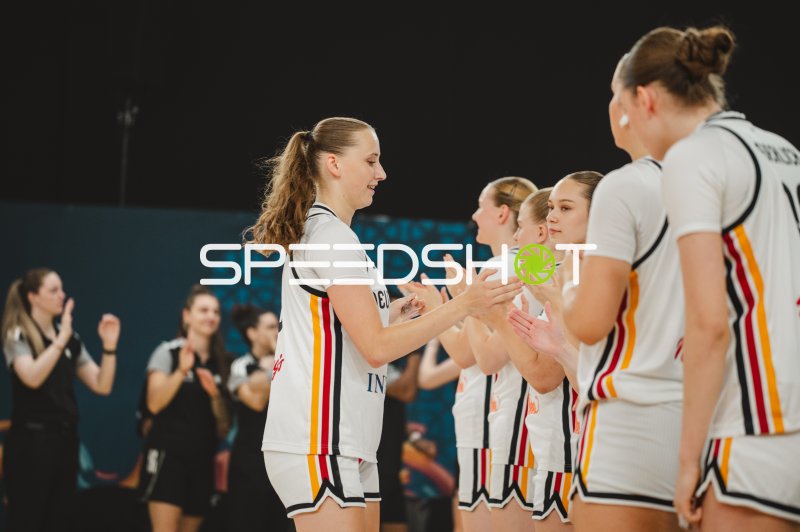 Mia Wiegand (#13; Deutschland) beim Mannschafts-Applaus in Stockholm