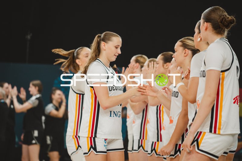 Mia Wiegand (#13; Deutschland) beim Handshake nach dem Spiel