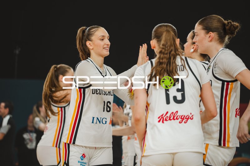 Lilli Schultze (#16; Deutschland) beim Jubel mit Teamkolleginnen