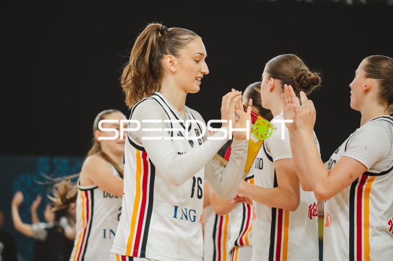 Lilli Schultze (#16; Deutschland) beim Teamjubel nach dem Spiel
