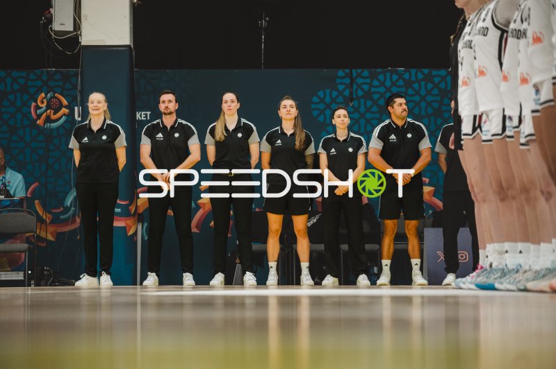 Deutschlands Trainerteam verfolgt das Spiel an der Seitenlinie