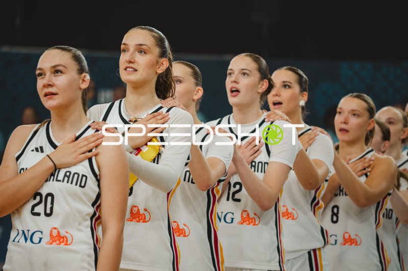Darina Zraychenko (#8) und Lara Gierlich (#12; Deutschland) bei der Nationalhymne