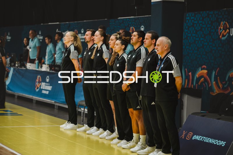Deutschlands Trainerteam und Offizielle bei der Hymne in Stockholm