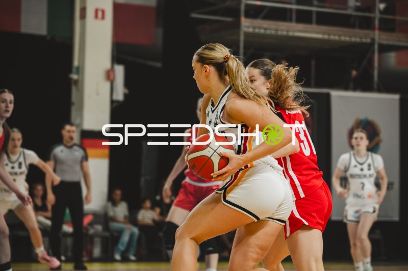 Deutschland-Spielerin im Zweikampf gegen Anna Belacova (#31; Czech Republic)