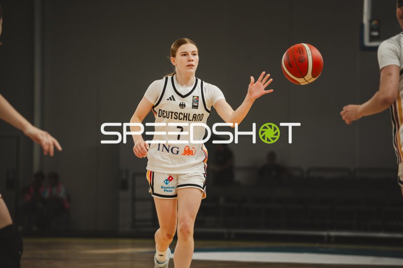 Emma Steinbicker (#7; Deutschland) beim Pass in Stockholm