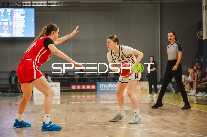 Deutschland-Spielerin im Ballbesitz gegen Czech Republic bei der U18-EM in Stockholm
