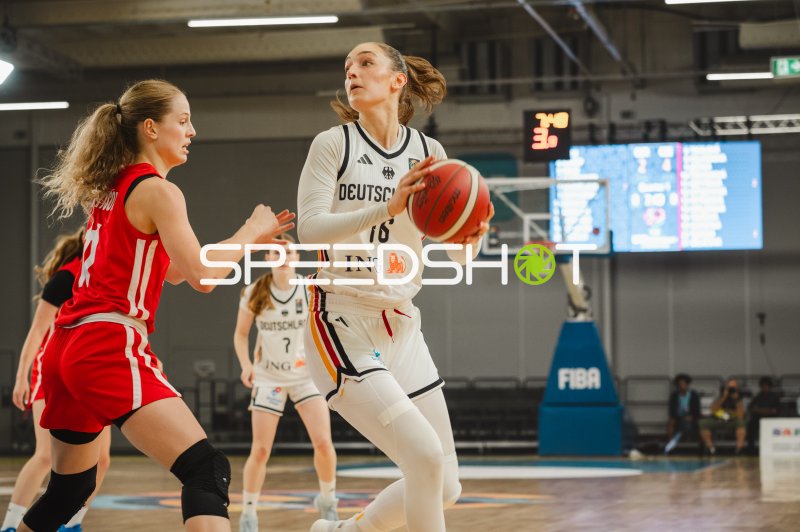 Lilli Schultze (#16; Deutschland) im Angriff gegen Czech Republic