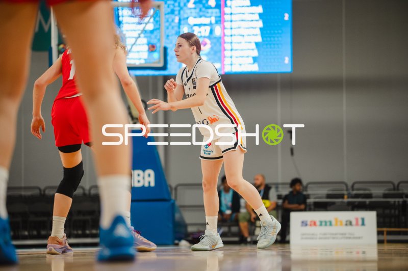 Basketballspielerin in weißem Trikot in Spielaktion bei FIBA-Turnier