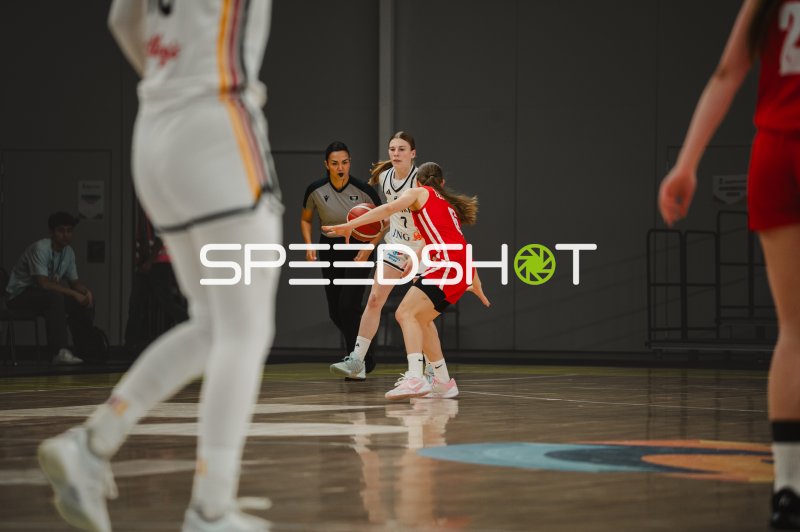 Emma Steinbicker (#7; Deutschland) im Zweikampf gegen Czech Republic