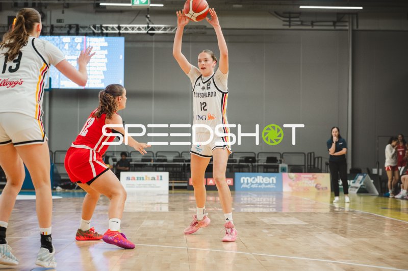 Lara Gierlich (#12; Deutschland) beim Wurfversuch gegen Czech Republic