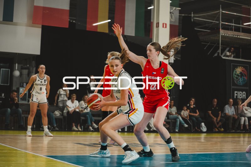 Mia Wiegand (#13; Deutschland) im Zweikampf gegen Barbora Subova (#22; Czech Republic)
