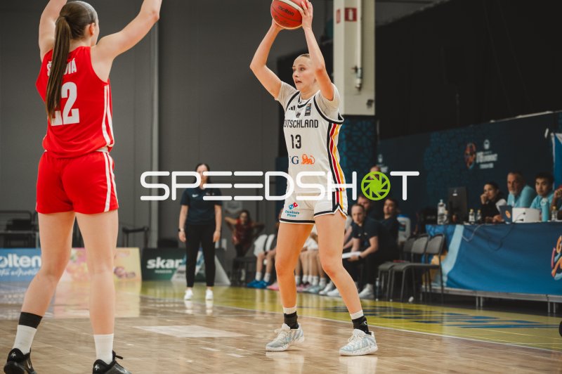 Mia Wiegand (#13; Deutschland) beim Wurfversuch gegen Tschechien