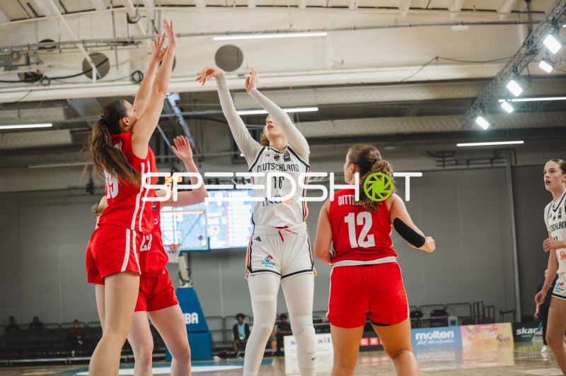 Lilli Schultze (#16; Deutschland) beim Wurfversuch gegen Czech Republic