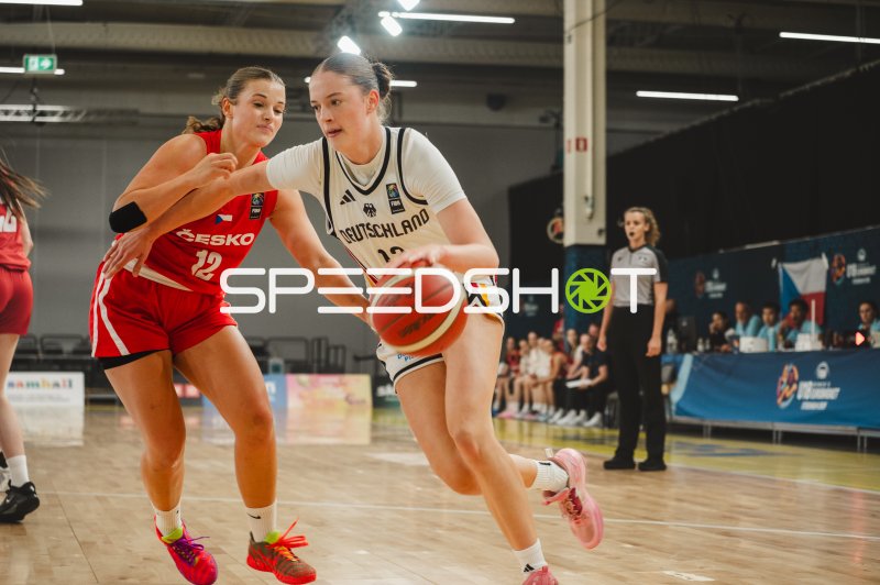 Lara Gierlich (#12; Deutschland) im Zweikampf gegen Tschechien
