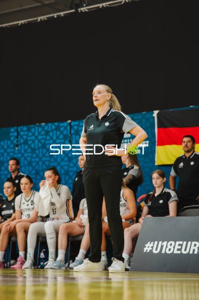 Trainerin Deutschland beobachtet das Spiel an der Seitenlinie