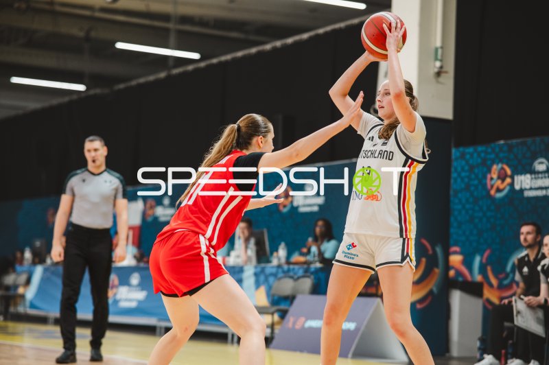 Mia Wiegand (#13; Deutschland) beim Wurfversuch gegen Czech Republic