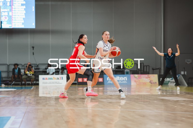 Mia Wiegand (#13; Deutschland) im Zweikampf gegen Czech Republic
