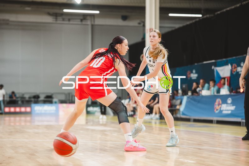 Klara Cervenkova (#10; Czech Republic) im Dribbling gegen Deutschland