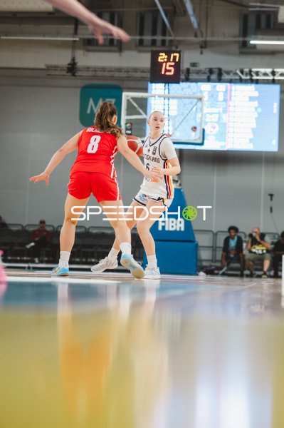 Noemi Schonauer (#6; Deutschland) im Zweikampf gegen Amalie Kolarikova (#8; Czech Republic)