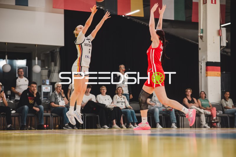 Noemi Schonauer (#6; Deutschland) beim Sprungwurf gegen Czech Republic